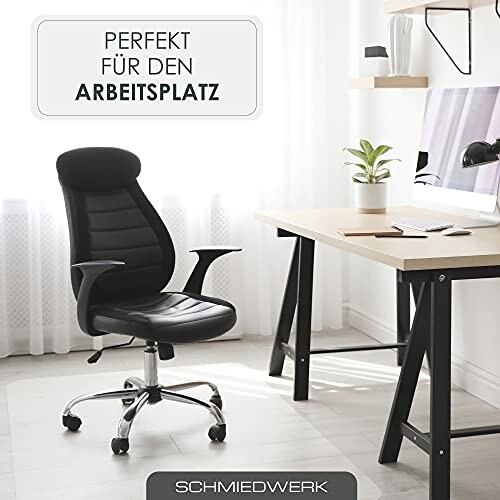 Ergonomischer Bürostuhl neben Schreibtisch