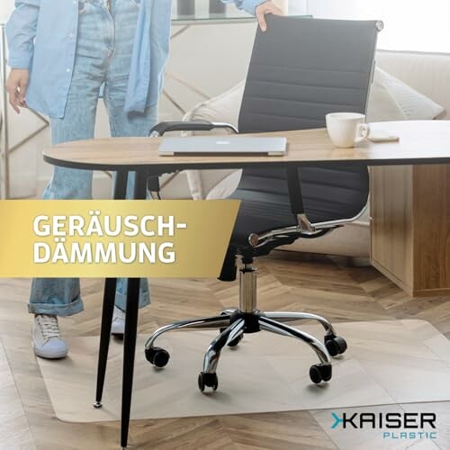 Bürostuhl auf Geräuschdämmmatte unter einem Tisch.