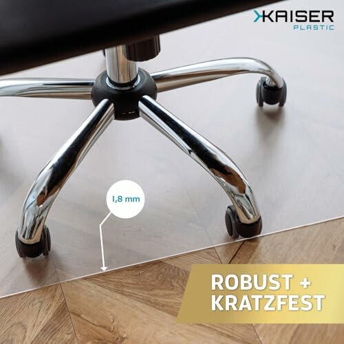 Bürostuhl auf kratzfester Bodenmatte mit Maßangabe 1,8 mm.